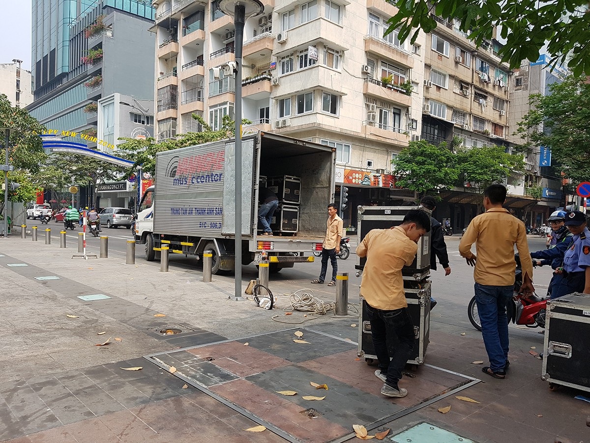 TPHCM gấp rút lắp đặt màn hình LED cỡ lớn phục vụ chung kết U23 châu Á - 10 TPHCM gấp rút lắp đặt màn hình LED cỡ lớn phục vụ chung kết U23 châu Á - 10