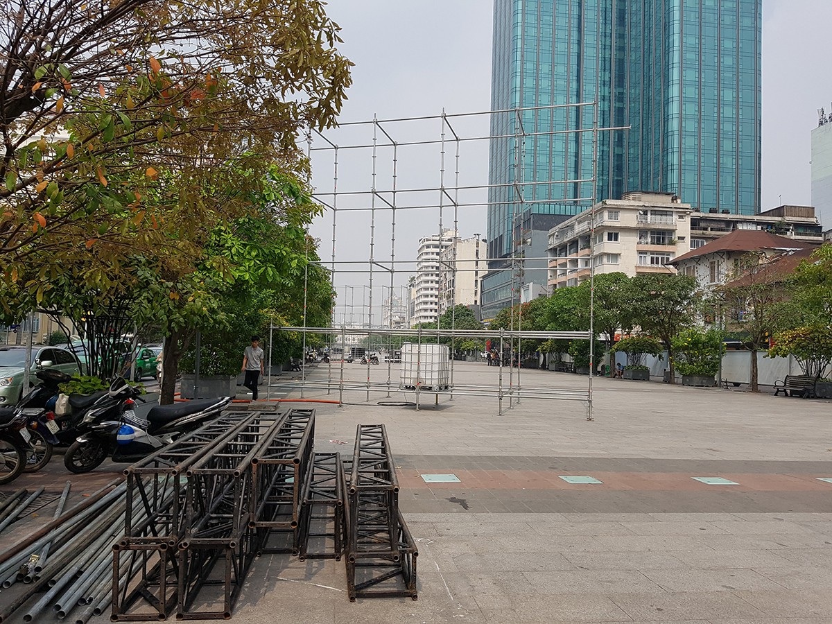 TPHCM gấp rút lắp đặt màn hình LED cỡ lớn phục vụ chung kết U23 châu Á - 1 TPHCM gấp rút lắp đặt màn hình LED cỡ lớn phục vụ chung kết U23 châu Á - 1