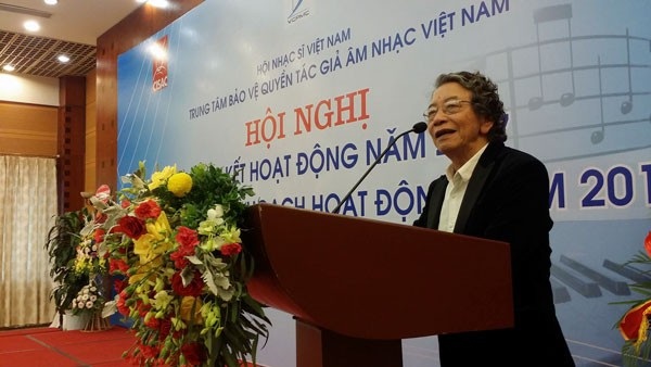 Nhạc sĩ Phó Đức Phương: “Đã đến lúc tôi trở lại với trách nhiệm của một nhạc sĩ” - 1 Nhạc sĩ Phó Đức Phương đọc huyết thư tại buổi tổng kết sáng nay, ngày 26/1 tại Hà Nội.