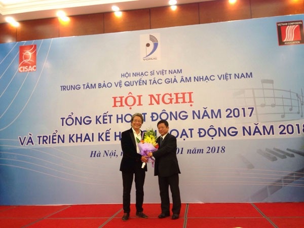 Nhạc sĩ Phó Đức Phương: “Đã đến lúc tôi trở lại với trách nhiệm của một nhạc sĩ” - 2 Nhạc sĩ Đỗ Hồng Quân, Chủ tịch Hội Nhạc sĩ Việt Nam tặng hoa và bằng khen cho nhạc sĩ Phó Đức Phương về những cống hiến của ông trong công tác bảo vệ quyền tác giả âm nhạc.
