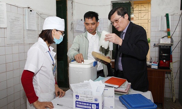 Cứu sống trẻ bị sốc phản vệ sau khi tiêm vắc xin - 1 Giám đốc Sở Y tế Phạm Mạnh Cường kiểm tra quy trình tiêm chủng mở rộng tại Trạm y tế Hưng Đạo ngay sau khi xảy ra vụ sốc.