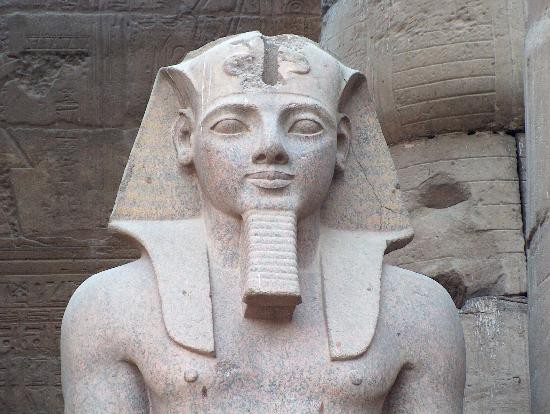 Tượng Pharaoh 3200 năm tuổi nặng 83 tấn được di dời tới "nhà mới" - 1 Bức tượng mô phỏng chân dung của Rames Đại đế - một trong những vị Pharaoh vĩ đại nhất trong lịch sử Ai Cập cổ đại