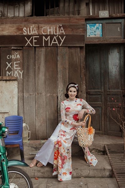 Huyền Thư-Thư Huyền hoá thân “Cô Ba Sài Gòn” với BST áo dài của Kenny Thái - 5 Huyền Thư-Thư Huyền hoá thân “Cô Ba Sài Gòn” với BST áo dài của Kenny Thái - 5