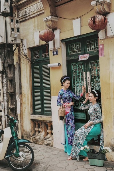 Huyền Thư-Thư Huyền hoá thân “Cô Ba Sài Gòn” với BST áo dài của Kenny Thái - 2 Huyền Thư-Thư Huyền hoá thân “Cô Ba Sài Gòn” với BST áo dài của Kenny Thái - 2