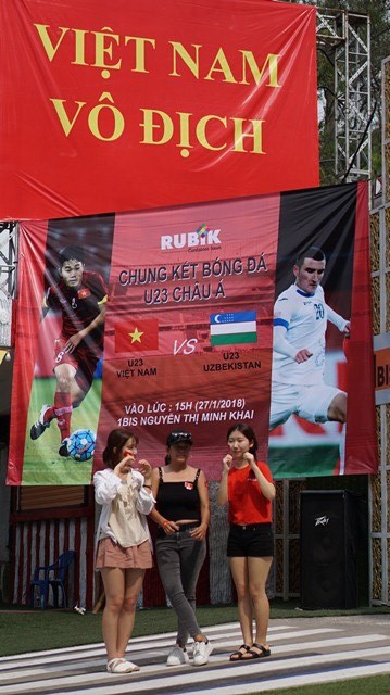 Chiếc xe “dị” và cổ động viên... "độc nhất vô nhị" của U23 Việt Nam - 13 Với bóng đá thì không có khoảng cách, những bạn Hàn Quốc cùng cổ vũ cho đội tuyển Việt Nam