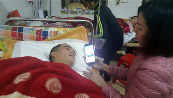 Cảm động trước tình cảm bạn đọc Dân trí dành cho thầy giáo Hoàng Bá Dũng - 3 Chị Thủy mở điện thoại cho chồng xem bài viết, lời sẻ chia của bạn đọc Dân trí về tình cảnh của gia đình.