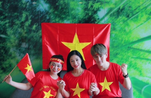 Nghệ sĩ Việt đang hừng hực hướng về đội U23 Việt Nam trước giờ G - 2 Ca sĩ Phương Nga và các học trò tại Malaysia.