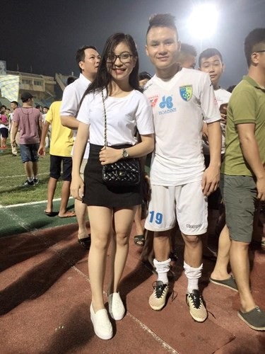 Chuyện tình của Quang Hải rất nổi tiếng trong giới bóng đá vì bạn gái của anh thường xuyên đến cổ vũ Quang Hải trong các trận đấu.