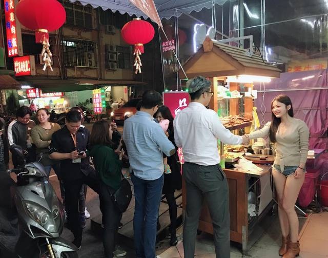 Quán ăn vỉa hè đông khách đột biến nhờ cô gái bán hàng siêu nóng bỏng - 3 Quán ăn vỉa hè đông khách đột biến nhờ cô gái bán hàng siêu nóng bỏng - 3