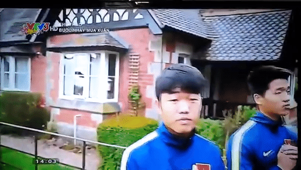 Bất ngờ hình ảnh Quang Hải, Xuân Trường hát, Công Phượng nhảy sục sôi ý chí - 2 Xuân Trường khoe giọng hát.