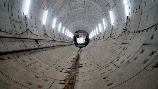 Cào tuyết đá phạt và biển cấm dừng quá 5 phút trước trạm BOT - 5 Ngày 26/1, robot TBM nặng 300 tấn bắt đầu khoan đường hầm thứ 2 kết nối nhà ga Ba Son và ga Nhà hát TP của tuyến metro số 1 (Bến Thành – Suối Tiên). (Ảnh: Phạm Nguyễn)