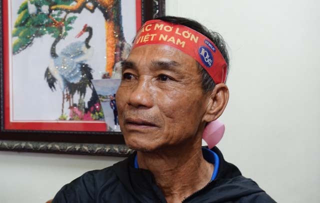 Mẹ cầu thủ Công Phượng: Tôi tự hào về những gì con và đồng đội đã làm - 4 Ông Nguyễn Công Bảy - bố cầu thủ Công Phượng điềm tĩnh theo dõi con trai và các đồng đội thi đấu dưới thời tiết khắc nghiệt