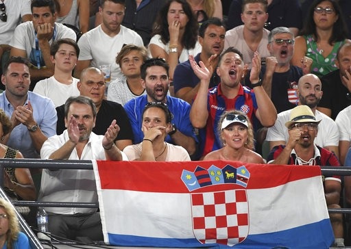 Hạ Cilic sau năm set, Federer lần thứ sáu vô địch Australian Open - 5
Người ủng hộ của Cilic trong trận đấu gặp Federer