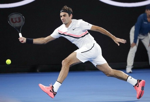 Hạ Cilic sau năm set, Federer lần thứ sáu vô địch Australian Open - 3
Federer trong nỗ lực đánh bóng đáp trả trước Cilic