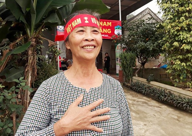 Mẹ cầu thủ Công Phượng: Tôi tự hào về những gì con và đồng đội đã làm - 1 Bà Nguyễn Thị Hoa - mẹ cầu thủ Công Phượng hồi hộp trước khi trận chung kết diễn ra
