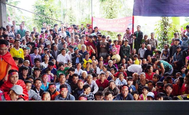 Mẹ cầu thủ Công Phượng: Tôi tự hào về những gì con và đồng đội đã làm - 2 Người hâm mộ tập trung chật kín sân để theo dõi Công Phượng và các tuyển thủ U23 Việt Nam thi đấu qua ti vi tại quê nhà cầu thủ mang áo số 10