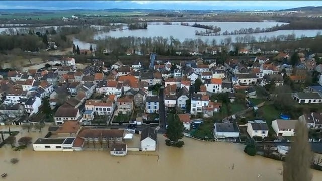 Cảnh ngập lụt nhìn từ trên cao