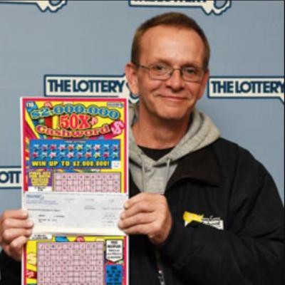 Trúng số, bị từ chối trả 10.000 USD, bắt phải nhận... 1 triệu USD - 2 Edward nhận giải thưởng 1 triệu USD.