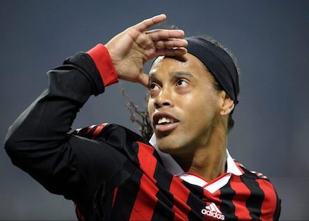 Khi quyết định “ghẻ lạnh” các trận đấu bóng đá chiếu trên truyền hình, Ronaldinho cũng có cách lí giải của riêng mình, đó là: “Tôi không thích xem bóng đá, tôi chỉ thích chơi nó thôi. Tôi không thể chịu được việc ngồi trước tivi tận 90 phút, tôi sẽ chỉ theo dõi diễn biến chính mà thôi”.