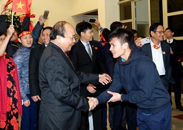 Thủ tướng kể chuyện chờ 5 tiếng để đón U23 Việt Nam - 2
Thủ tướng biểu dương thành tích của cầu thủ Nguyễn Quang Hải