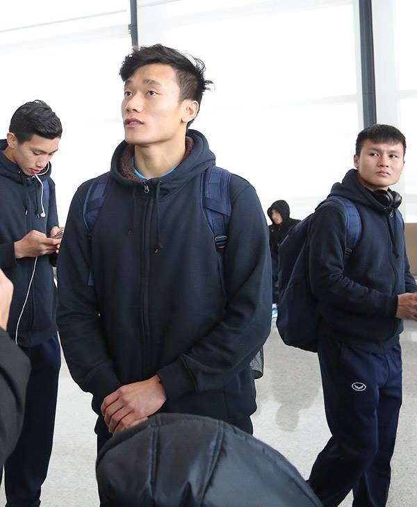 U23 Việt Nam lên chuyên cơ, chuẩn bị về nước - 6
Thủ thành Tiến Dũng thu hút nhiều sự chú ý nhất của người hâm mộ Việt Nam
