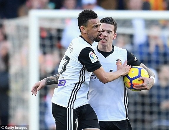 Valencia 1-4 Real Madrid: Cú đúp penalty của C.Ronaldo - 2
Valencia nuôi lại hy vọng sau bàn gỡ của Santi Mina