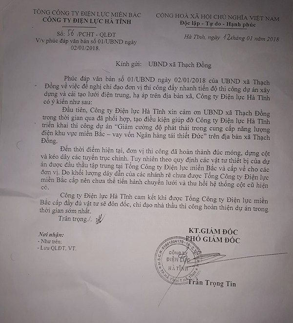 Điện lực Hà Tĩnh lên tiếng về việc hàng chục cột điện nằm giữa đường - 3 Trong văn bản mới nhất mà Điện lực Hà Tĩnh gửi xã Thạch Đồng nêu rõ: Do khối lượng dây dẫn các nhánh rẽ chưa được Tổng công ty Điện lực miền Bắc cấp nên chưa thể tiến hành chuyển lưới và thu hồi hệ thống cột điện cũ hiện có.