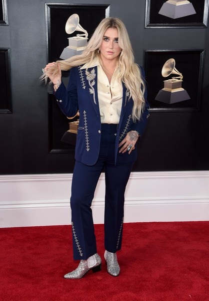 Người đẹp khoe dáng gợi cảm tại lễ trao giải Grammy - 32
Kesha bị chê mặc xấu