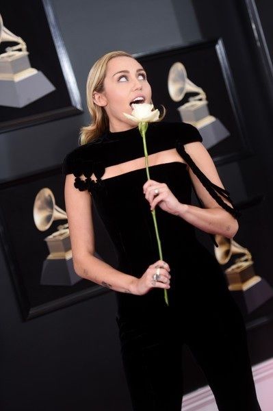 Người đẹp khoe dáng gợi cảm tại lễ trao giải Grammy - 18
Cô diện trang phục của Jean Paul Gaultier