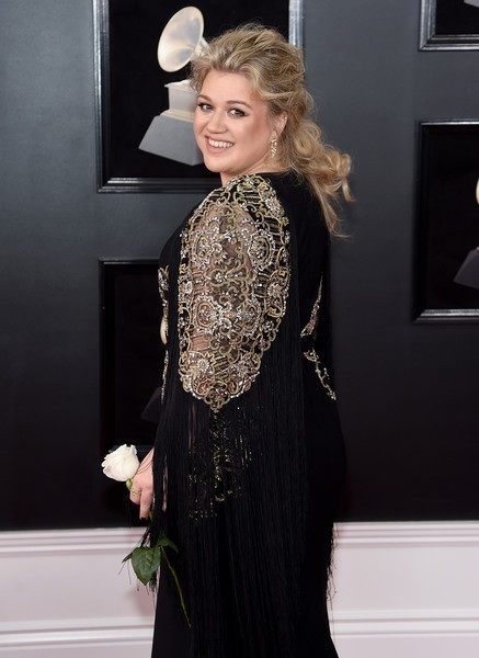 Lý do "Sao" mang hồng trắng lên thảm đỏ Grammy - 4
Kelly Clarkson