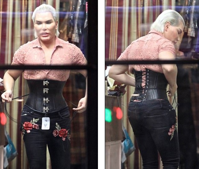 "Búp bê Ken" đi mua áo nịt bụng - 3
Rodrigo Alves vốn nổi tiếng đam mê làm đẹp, anh từng trải qua gần 60 ca phẫu thuật thẩm mỹ làm đẹp