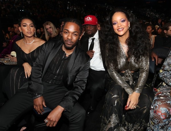 
Rihanna thay liền 3 bộ cánh trong sự kiện âm nhạc này.
