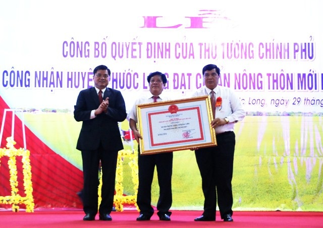 “Huyện nợ” đã được công nhận đạt chuẩn nông thôn mới - 1 Trao quyết định công nhận huyện Phước Long đạt chuẩn huyện nông thôn mới. (Ảnh: CTV)