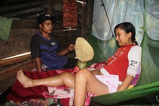 “Kì tích” người mẹ 18 tuổi bị ung thư đã sinh bé gái - 1 Người mẹ trẻ quằn quại với khối u ác tính