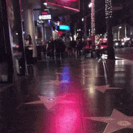 Bạn sẽ phản ứng thế nào khi đi trên đường và nhìn thấy cô gái này?