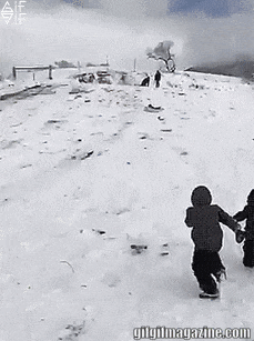 Cha luôn là siêu nhân cứu con khỏi mọi tai nạn