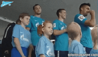 “Ném đá giấu tay”