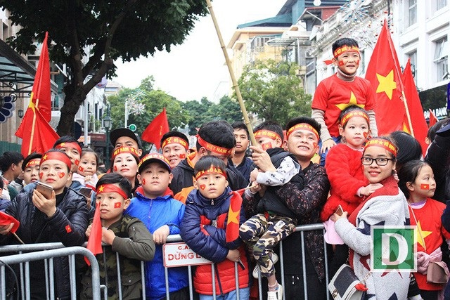 Những bài học tuyệt vời tôi dạy con từ đội tuyển U23 Việt Nam - 1
Nhiều em nhỏ đi cùng người lớn ra ngoài đường cổ vũ cho trận chung kết giữa U23 Việt Nam và U23 Uzbekistan chiều ngày 27/1. (Ảnh: Trần Thanh)