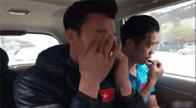 Không phải Hồng Duy, Công Phượng mới là cầu thủ “điệu” nhất U23 Việt Nam? - 4 Phượng tranh thủ tút tát trên xe trước khi đi giao lưu với người hâm mộ