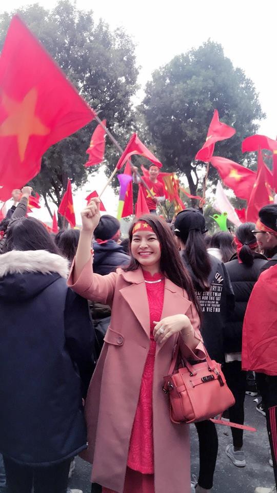 Những khoảnh khắc ấn tượng của sao Việt trong “biển người” đón U23 - 7 Những khoảnh khắc ấn tượng của sao Việt trong “biển người” đón U23 - 7