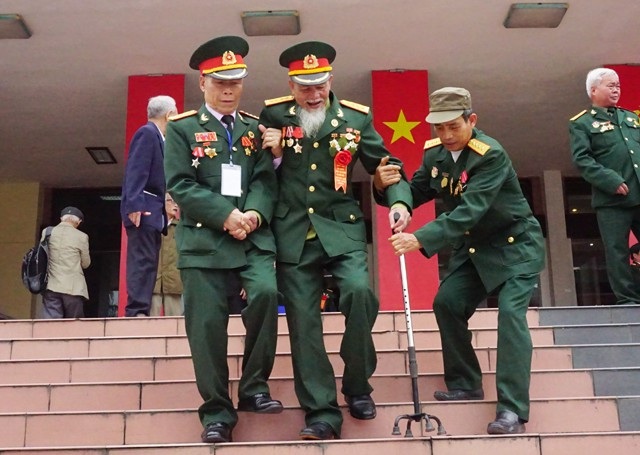 50 năm trước cùng vào sinh ra tử, nay gặp nhau nước mắt hòa nụ cười! - 8 Những người lính từng vào sinh ra tử năm xưa vẫn sát cánh bên nhau
