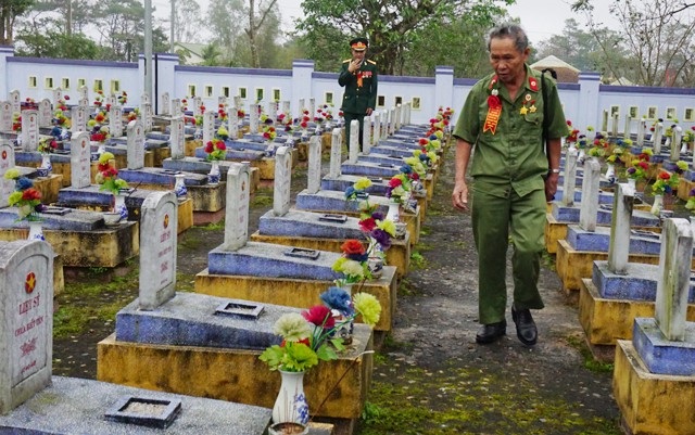 50 năm trước cùng vào sinh ra tử, nay gặp nhau nước mắt hòa nụ cười! - 6 Người lính quân y Nguyễn Hữu Thu rảo bước giữa những hàng mộ chí, cố gắng tìm những cái tên quen thuộc...