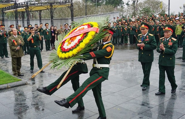 50 năm trước cùng vào sinh ra tử, nay gặp nhau nước mắt hòa nụ cười! - 4 Đoàn cựu chiến binh dâng hương, dâng hoa viếng hương hồn liệt sĩ đang yên nghỉ tại Nghĩa trang quốc gia Đường 9 (Quảng Trị)
