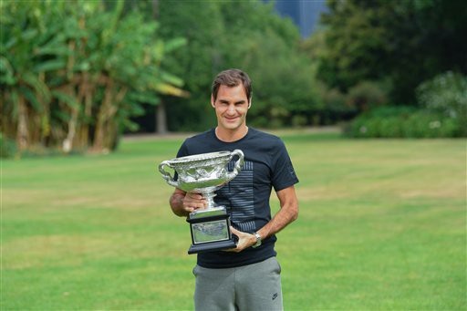 
Federer và chiếc cúp mang tên Norman Brookes
