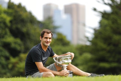 
Federer chụp hình khoe cúp ngay vào buổi chiều 28/1 (thời gian của Australian)
