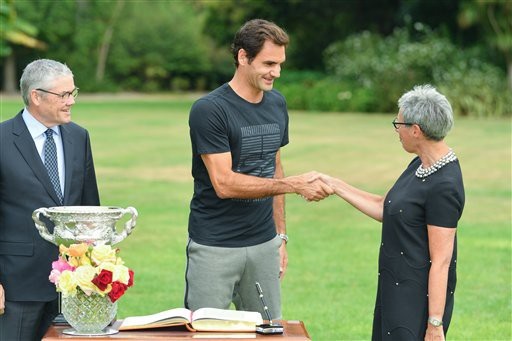 
Federer (giữa) gặp gỡ Thủ hiến bang Victoria - bà Linda Dessau
