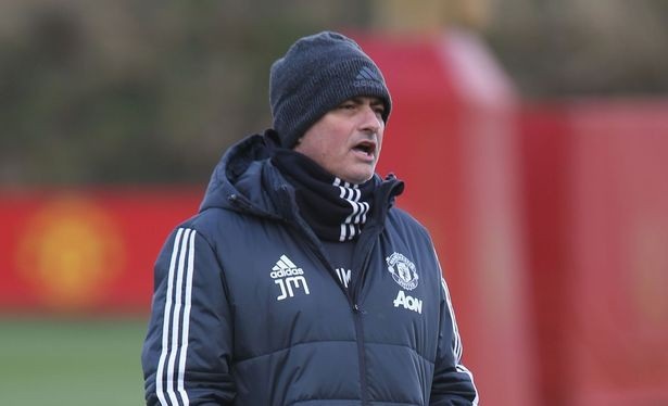 Sanchez tươi rói trong buổi tập đầu tiên cùng MU - 10
Mourinho chỉ đạo các học trò trong buổi tập. MU đang chuẩn bị để làm khách trên sân của Tottenham vào rạng sáng thứ 5 tới. Đó là trận cầu quan trọng đối với Quỷ đỏ