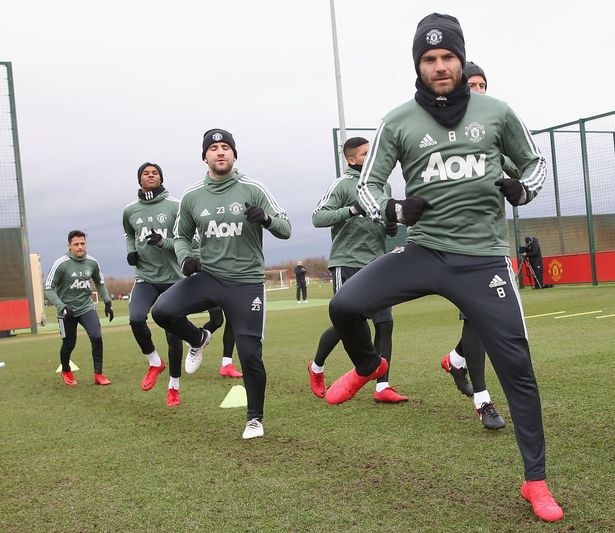 Sanchez tươi rói trong buổi tập đầu tiên cùng MU - 5
Tiền vệ Mata và các cầu thủ MU khởi động trước khi bắt tay vào tập luyện