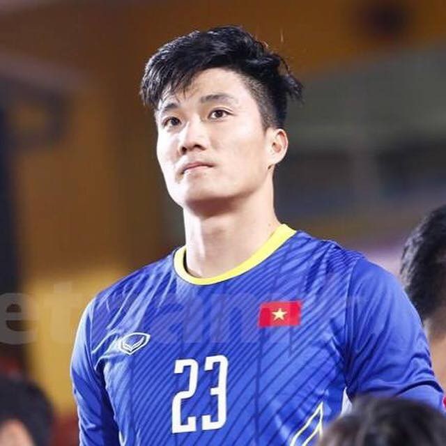 Thủ môn dự bị U23 Việt Nam đẹp trai không kém gì Bùi Tiến Dũng - 3 Văn Hoàng mang số áo 23