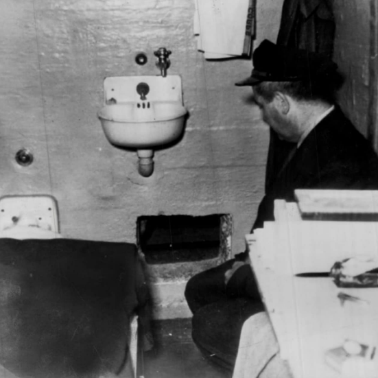 Lỗ hổng trong buồng giam của Frank Morris - nơi 3 phạm nhân bỏ trốn vào năm 1962 (Ảnh: Telegraph)